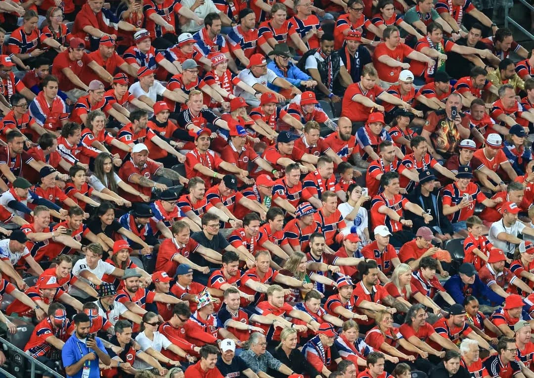 Los aficionados de Noruega animan a su equipo durante el partido de fútbol del Grupo I de la Copa Mundial de 2026 entre Noruega y Senegal, en el Estadio de Nueva York-Nueva Jersey, en East Rutherford, Nueva Jersey, el 22 de junio de 2026. (Timothy A. Clary/AFP vía Getty Images)