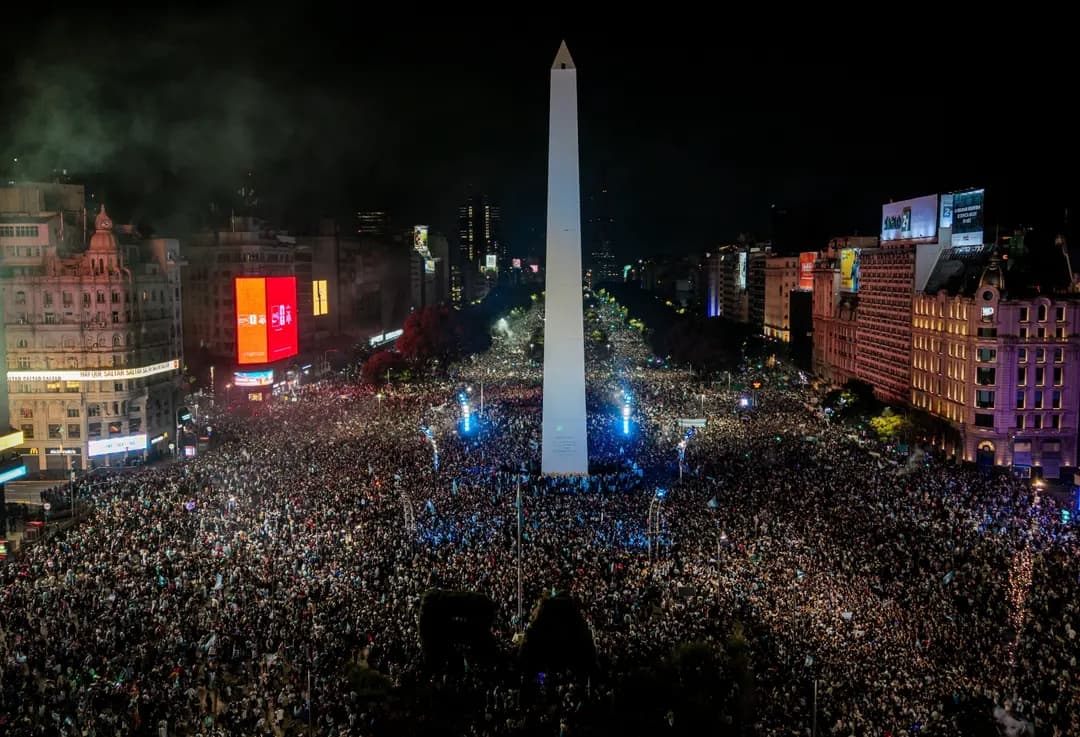 Los aficionados de Argentina celebran la victoria contra Inglaterra en la Copa Mundial de la FIFA 2026 en Buenos Aires, Argentina, el 15 de julio de 2026. (Marcelo Endelli/Getty Images)