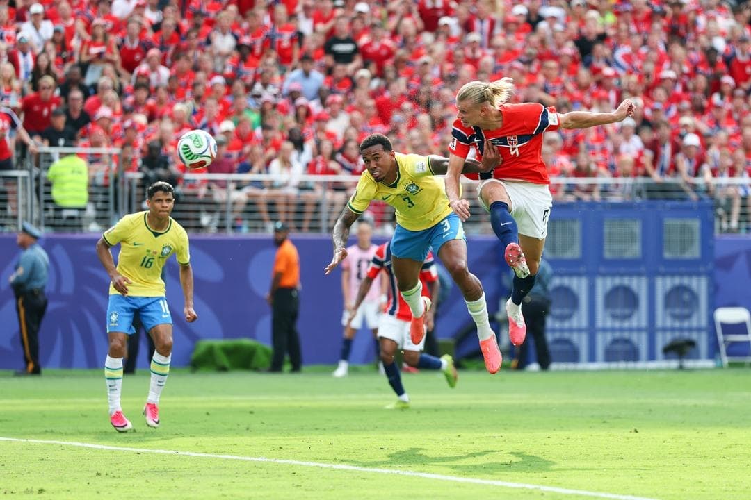 Erling Haaland, número 9 de Noruega, anota el primer gol de su equipo durante el partido de octavos de final de la Copa Mundial de la FIFA 2026 entre Brasil y Noruega en el Estadio de Nueva York-Nueva Jersey, en East Rutherford, Nueva Jersey, el 5 de julio de 2026. (Al Bello/Getty Images)