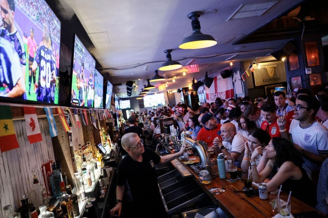 Los aficionados asisten a una fiesta para ver en pantalla gigante la semifinal de la Copa Mundial de la FIFA entre Inglaterra y Argentina en el Smithfield Hall de la ciudad de Nueva York el 15 de julio de 2026. (Michael M. Santiago/Getty Images)