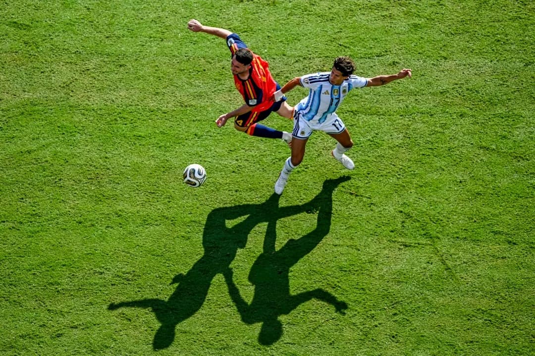 El defensa español n.º 14, Aymeric Laporte, y el delantero argentino n.º 17, Giuliano Simeone, disputan el balón durante la final del Torneo Mundial de Fútbol de 2026 entre España y Argentina en el New York New Jersey Stadium de East Rutherford, Nueva Jersey, el 19 de julio de 2026. (Jewel Samad/AFP vía Getty Images)