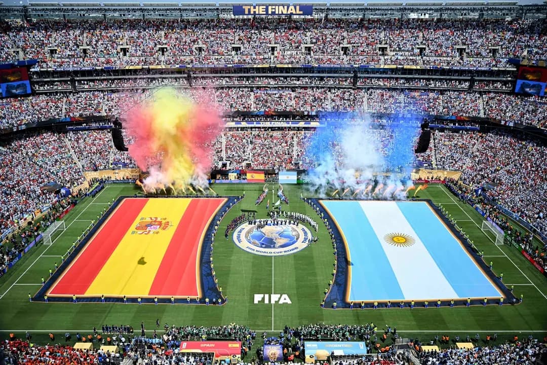 Las banderas de España y Argentina se exhiben en el campo antes de la final del Torneo Mundial de Fútbol de 2026 entre España y Argentina en el Estadio de Nueva York-Nueva Jersey, en East Rutherford, Nueva Jersey, el 19 de julio de 2026. (Mauro Pimentel/AFP vía Getty Images)
