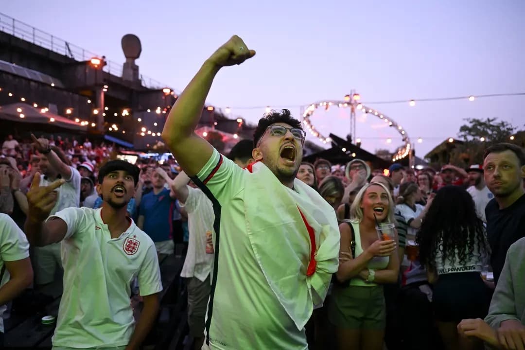 Los aficionados al fútbol reaccionan ante un gol de Inglaterra mientras ven el partido de semifinales entre Inglaterra y Argentina en la Copa Mundial de la FIFA 2026 en Freight Island, en Manchester, Inglaterra, el 15 de julio de 2026. (Anthony Devlin/Getty Images)