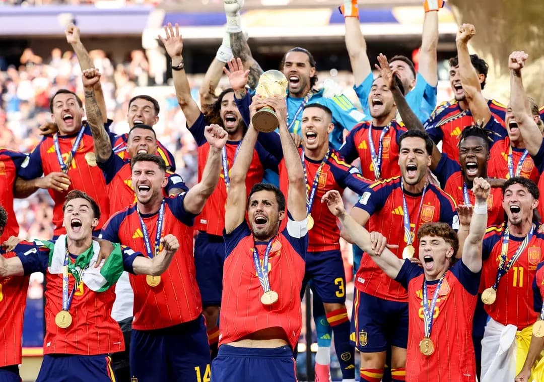 Rodri, de España, con el número 16, levanta el Trofeo de Campeón de la Copa Mundial de la FIFA tras la victoria de su equipo en la final de la Copa Mundial de la FIFA 2026 entre España y Argentina, celebrada en el Estadio de Nueva York-Nueva Jersey, en East Rutherford, Nueva Jersey, el 19 de julio de 2026. (Carl Recine/Getty Images)