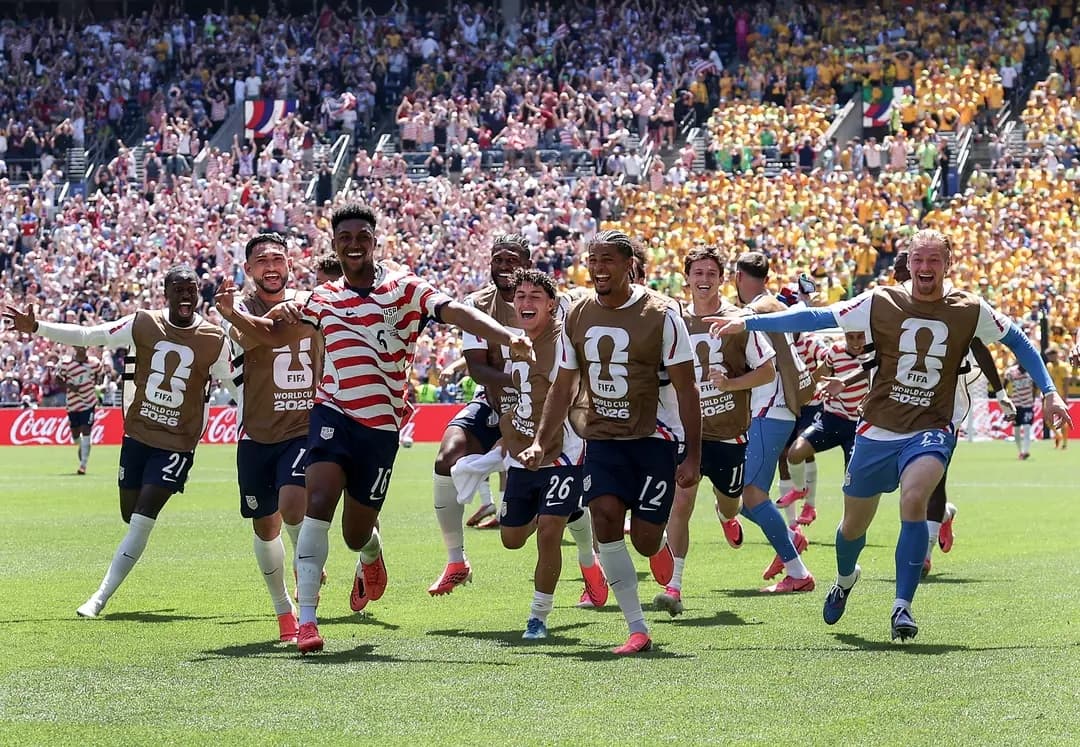Alex Freeman, n.º 16 de Estados Unidos, celebra con sus compañeros de equipo tras anotar el segundo gol de su equipo durante el partido del Grupo D de la Copa Mundial de la FIFA 2026 entre Estados Unidos y Australia, en el Estadio de Seattle, en Seattle, Washington, el 19 de junio de 2026. (Jamie Squire/Getty Images)