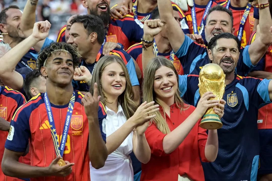 La princesa Sofía de España (a la derecha) levanta el trofeo rodeada por el delantero español n.º 19, Lamine Yamal (a la izquierda), y la princesa Leonor, después de que la selección española de fútbol ganara la final del Mundial de 2026 entre España y Argentina en el New York New Jersey Stadium de East Rutherford, Nueva Jersey, el 19 de julio de 2026. (Juan Mabromata/AFP vía Getty Images)