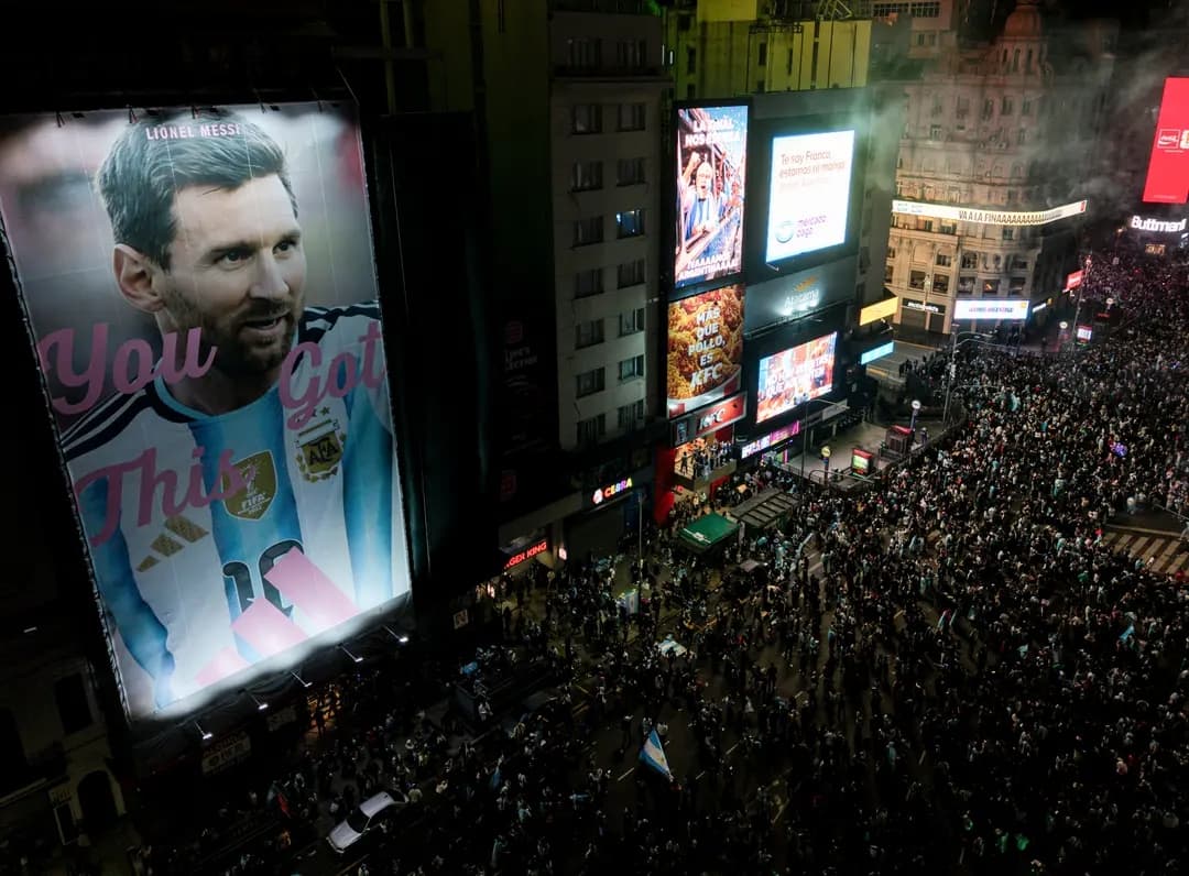 Los aficionados de Argentina celebran su victoria contra Inglaterra en la Copa Mundial de la FIFA 2026 en Buenos Aires, Argentina, el 15 de julio de 2026. (Marcelo Endelli/Getty Images)