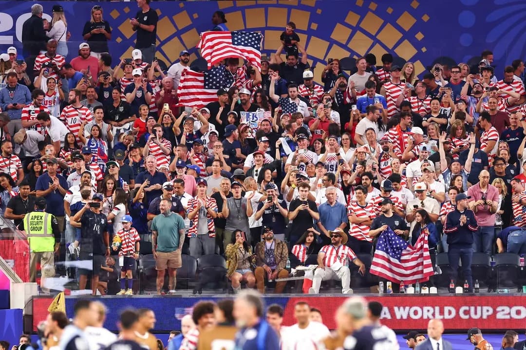 Los jugadores de Estados Unidos aplauden a los aficionados tras la victoria por 4–1 durante el partido del Grupo D de la Copa Mundial de la FIFA 2026 entre EE. UU. y Paraguay en el Estadio de Los Ángeles, en Inglewood, California, el 12 de junio de 2026. (Dean Mouhtaropoulos/Getty Images)