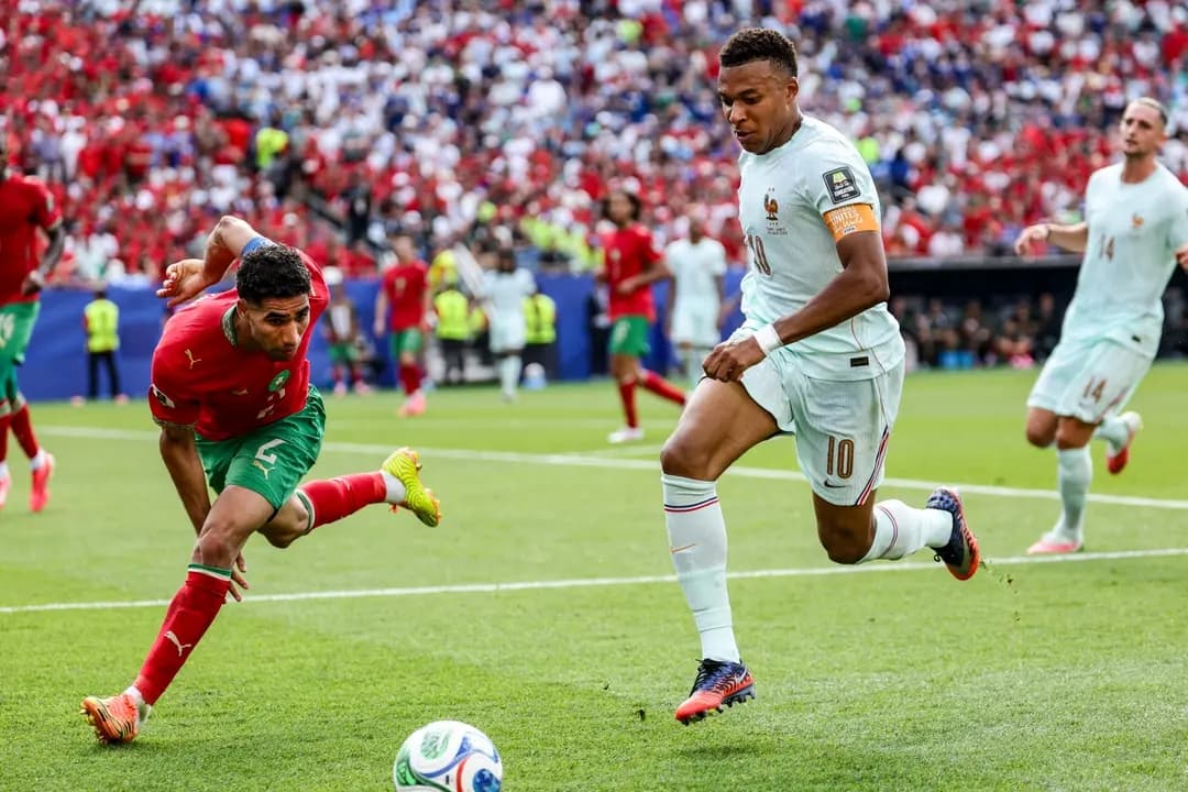 El defensa n.º 2 de Marruecos, Achraf Hakimi, y el delantero n.º 10 de Francia, Kylian Mbappé, luchan por el balón durante el partido de cuartos de final del Mundial de fútbol de 2026 entre Francia y Marruecos en el Boston Stadium de Foxborough, Massachusetts, el 9 de julio de 2026. (Odd Andersen/AFP vía Getty Images)