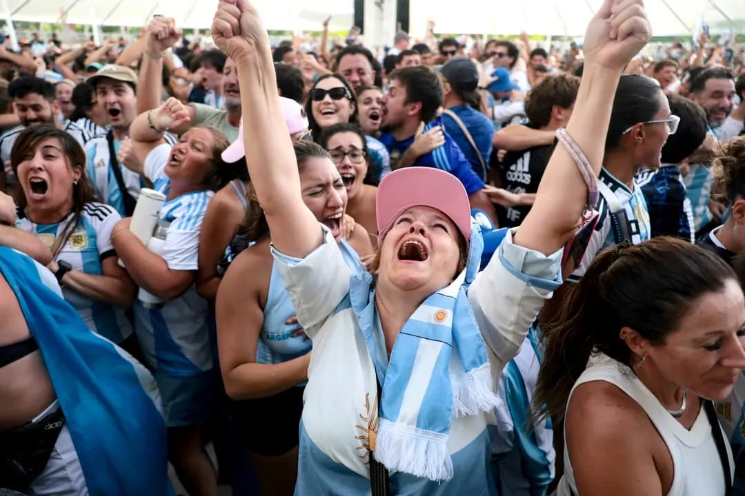 El público reacciona ante la victoria de Argentina sobre Inglaterra durante una fiesta para ver el partido de la Copa Mundial de la FIFA en el Miami Beach Bandshell, en Miami Beach, Florida, el 15 de julio de 2026. Argentina e Inglaterra disputaban la semifinal en Atlanta. (Joe Raedle/Getty Images)