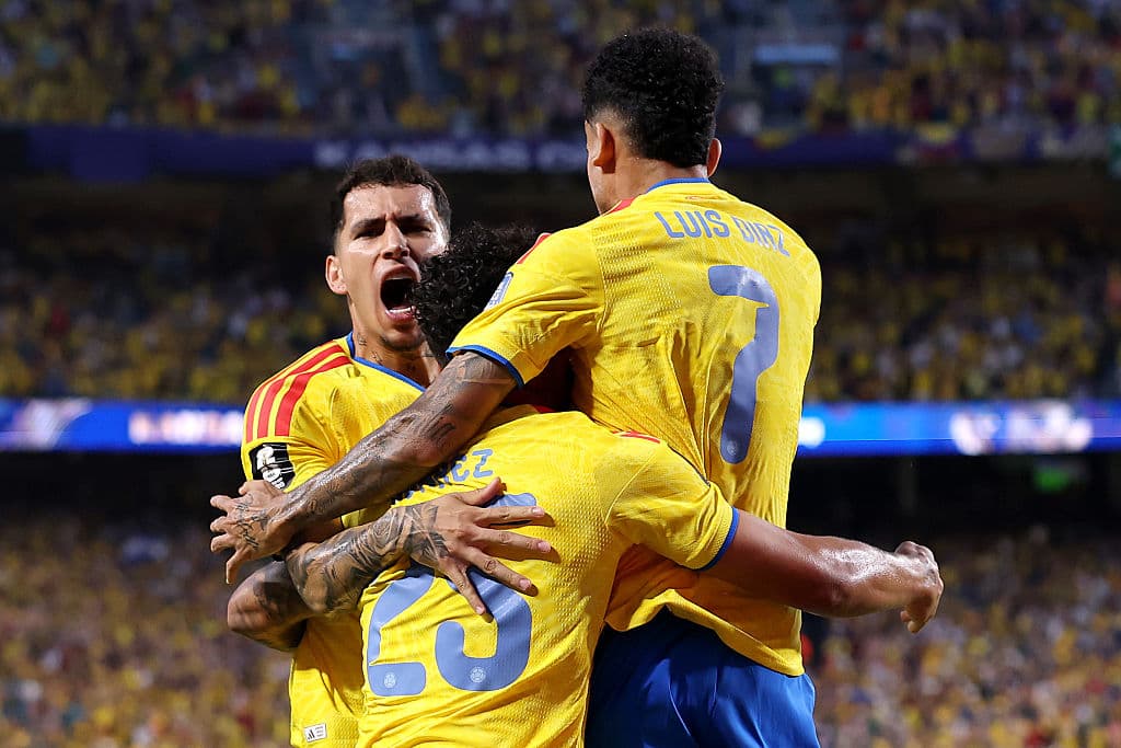 Luis Suárez (n.º 25), Luis Díaz (n.º 7) y Gustavo Puerta (n.º 14) celebran el gol de Jhon Arias (n.º 11) de Colombia (que no aparece en la imagen) durante el partido de la ronda de 32 de la Copa Mundial de la FIFA 2026 entre Colombia y Ghana, celebrado en el Kansas City Stadium el 3 de julio de 2026 en Kansas City, Missouri. (Luke Hales/Getty Images)