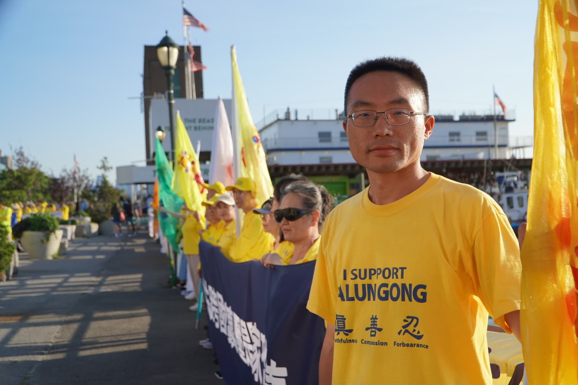 Liu Siyang sostiene una pancarta en la manifestación y vigilia de 2026 en la ciudad de Nueva York el 20 de julio, conmemorando los 27 años desde que el Partido Comunista Chino comenzó su persecución contra Falun Gong. (Nicholas Zifcak/The Epoch Times).