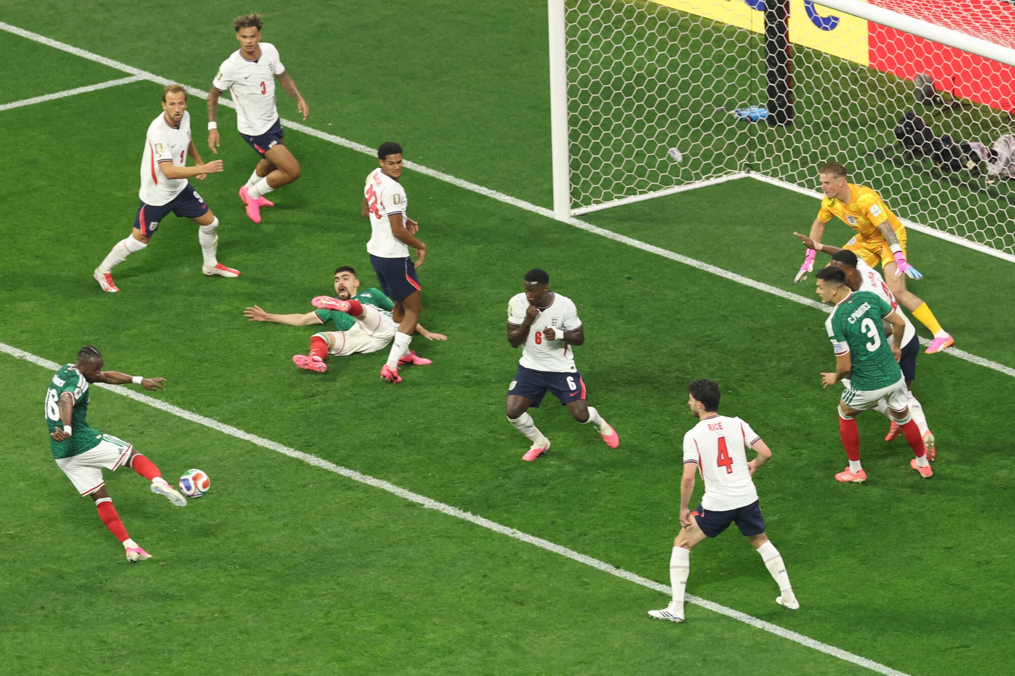 Julián Quiñones, número 16 de México, anota el primer gol de su equipo durante el partido de octavos de final de la Copa Mundial de la FIFA 2026 entre México e Inglaterra, celebrado en el Estadio de la Ciudad de México el 5 de julio de 2026 en la Ciudad de México, México. (Darrian Traynor/Getty Images)