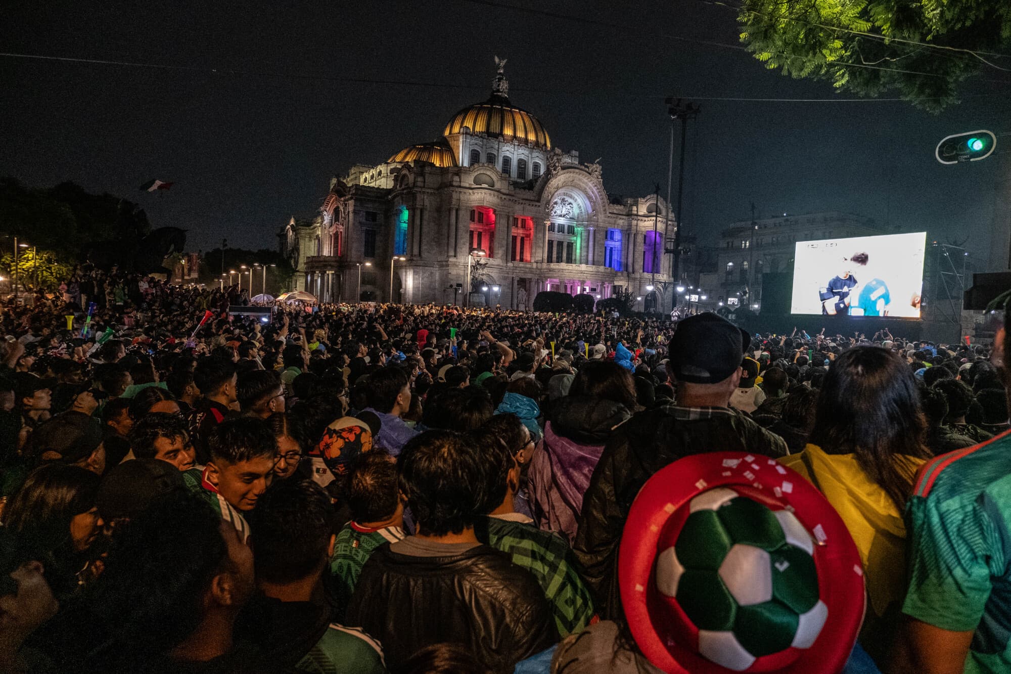 Los aficionados observan el partido cerca del Palacio de Bellas Artes durante el encuentro entre México y Ecuador, el 30 de junio de 2026, en la Ciudad de México, México. (Héctor Quintanár/Getty Images)