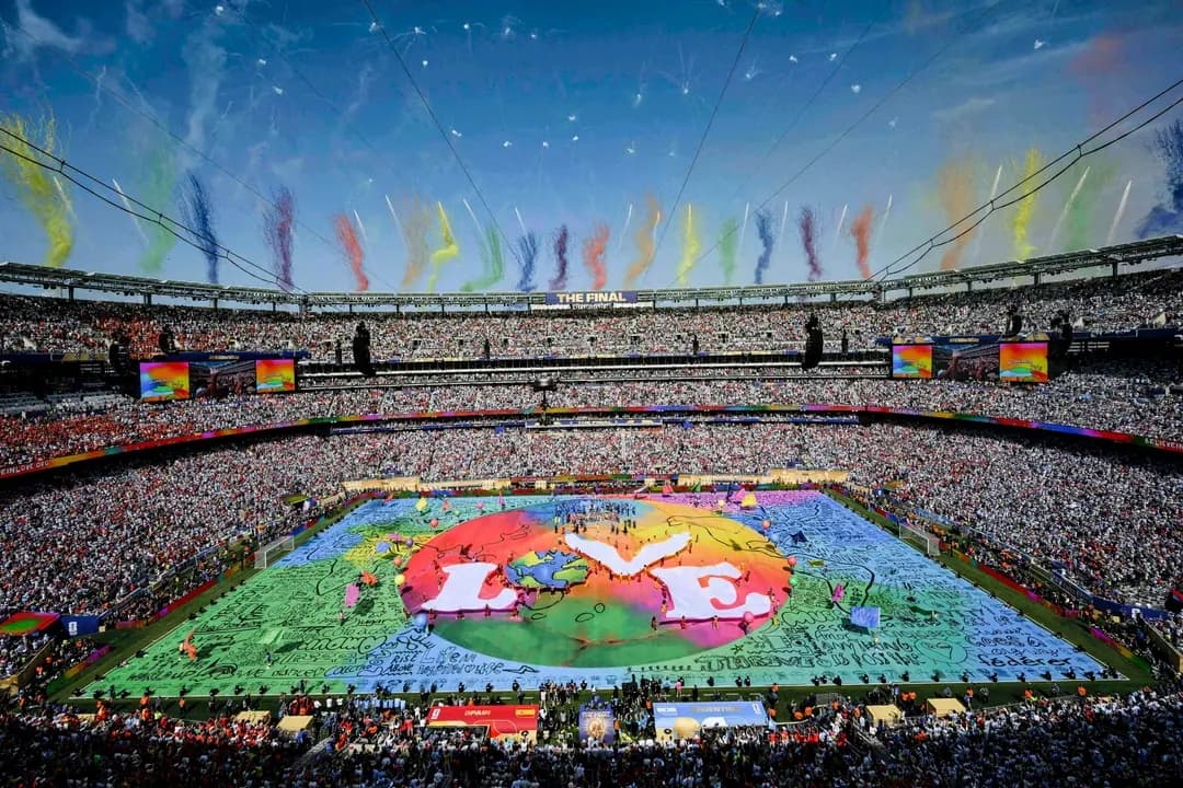Estallan fuegos artificiales durante el espectáculo del medio tiempo de la final del Mundial de Fútbol de 2026 entre España y Argentina, en el Estadio de Nueva York-Nueva Jersey, en East Rutherford, Nueva Jersey, el 19 de julio de 2026. (Angela Weiss/AFP vía Getty Images)