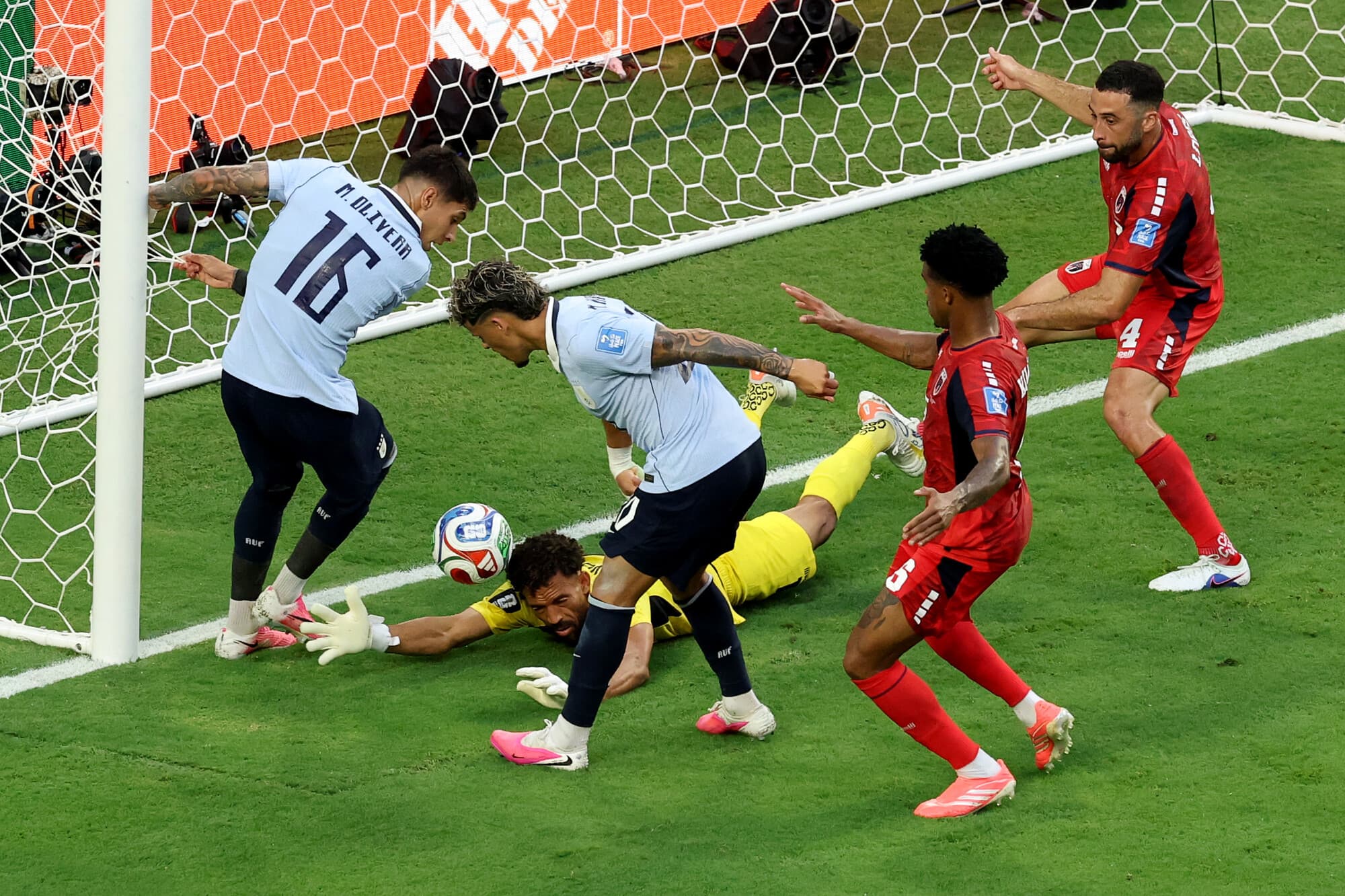 Maxi Araujo, n.º 20 de Uruguay, anota un gol que fue anulado por una decisión de fuera de juego durante el partido del Grupo H de la Copa Mundial de la FIFA 2026 entre Uruguay y Cabo Verde, celebrado en el Miami Stadium el 21 de junio de 2026 en Miami Gardens, Florida. (Molly Darlington/Getty Images)