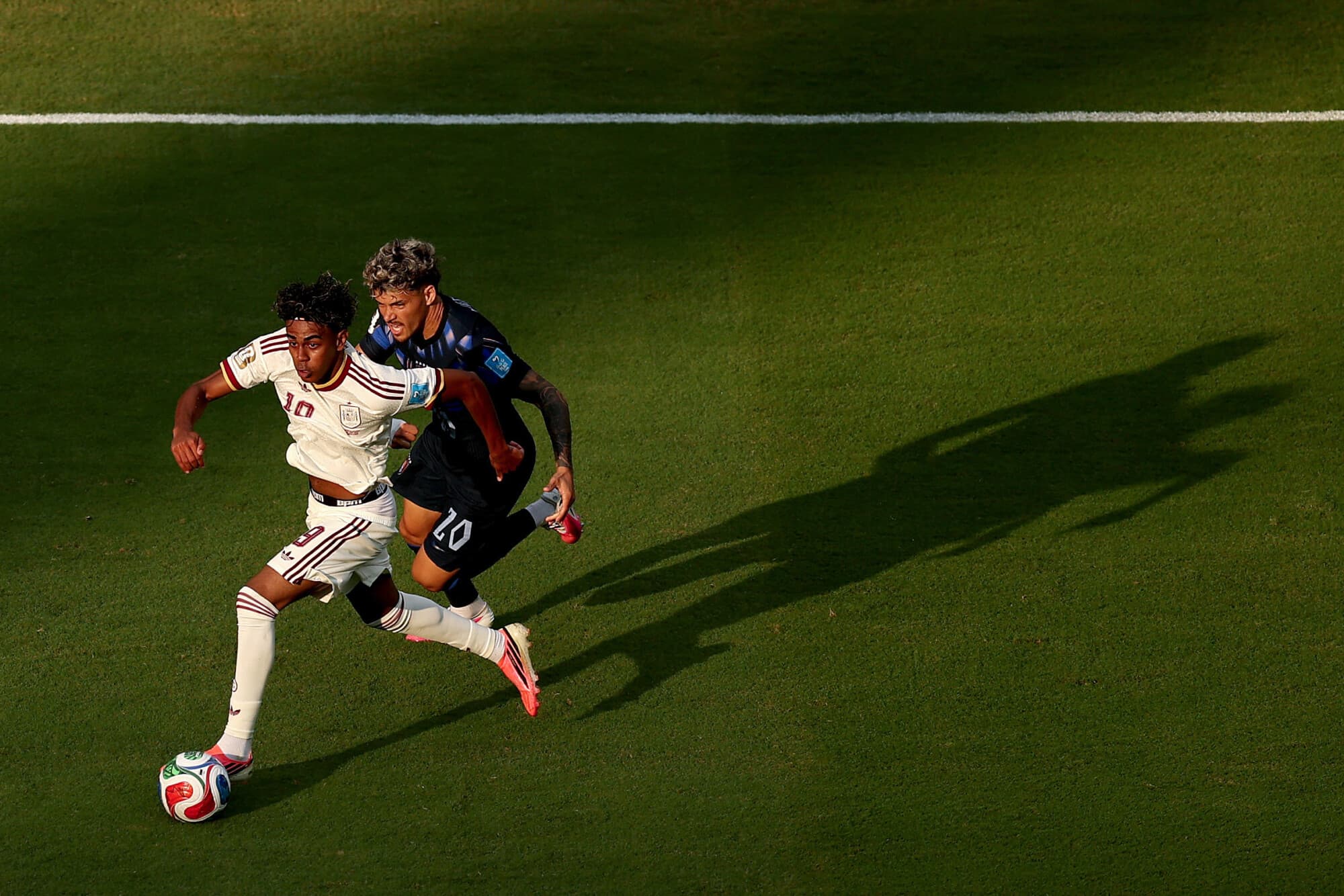 Lamine Yamal, n.º 19 de España, controla el balón frente a Maxi Araujo, n.º 20 de Uruguay, durante el partido del Grupo H de la Copa Mundial de la FIFA 2026 entre Uruguay y España, celebrado en el Estadio de Guadalajara el 26 de junio de 2026 en Guadalajara, México. (Luke Hales/Getty Images)