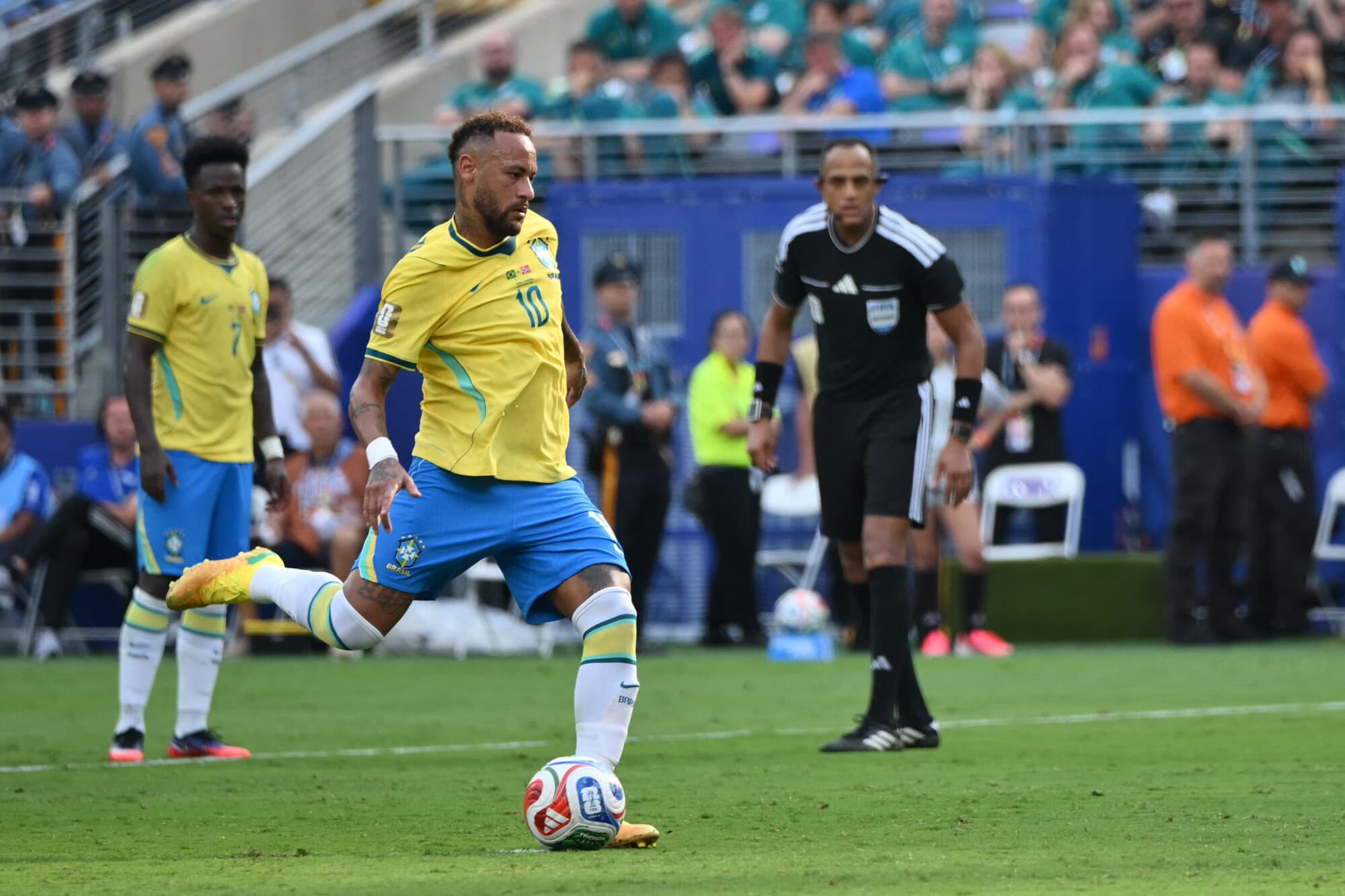 El delantero n.º 10 de Brasil, Neymar, lanza y anota un penal durante el partido de octavos de final del Mundial de 2026 entre Brasil y Noruega, celebrado en el Estadio de Nueva York/Nueva Jersey, en East Rutherford, el 5 de julio de 2026. (ANGELA WEISS / AFP vía Getty Images)