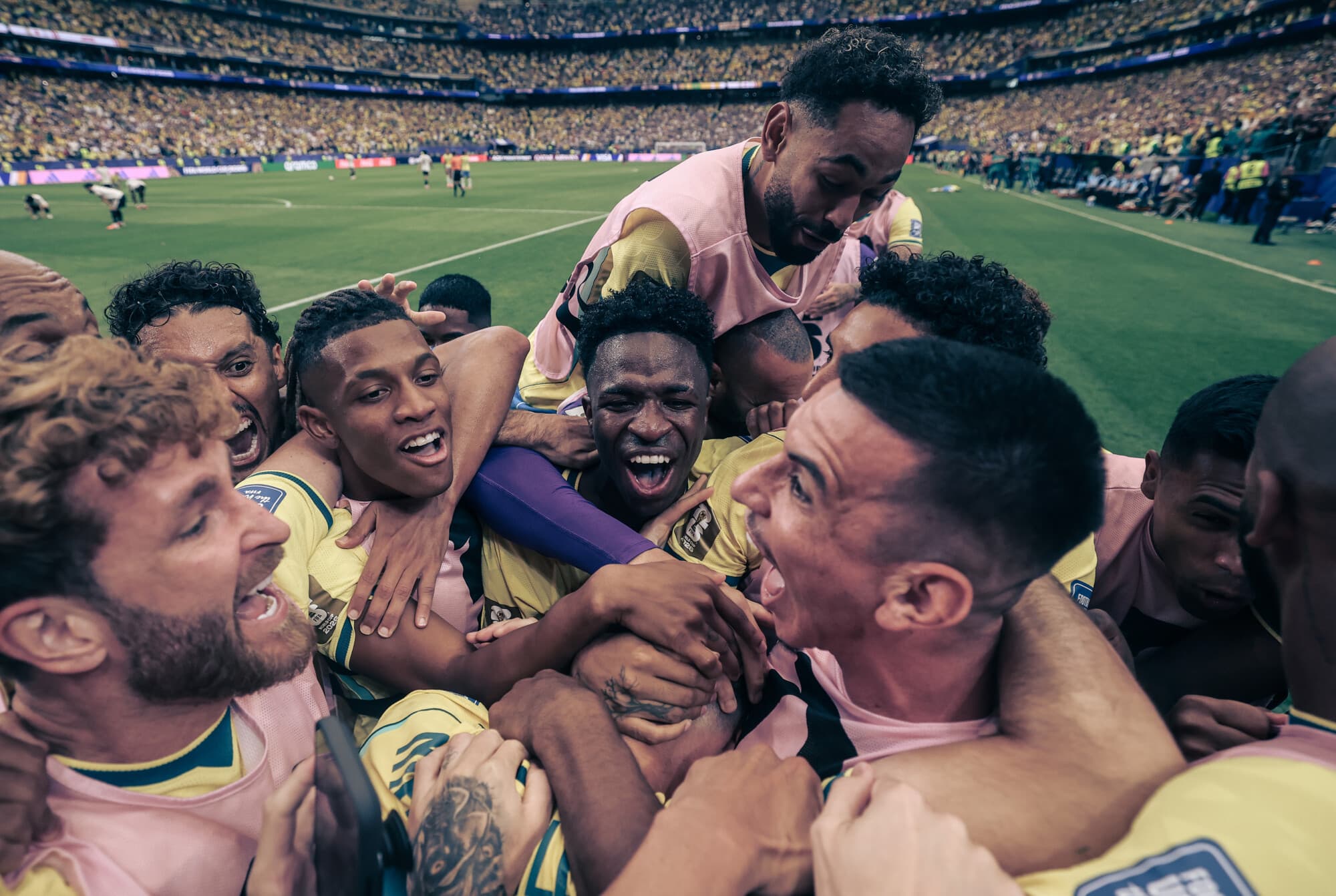 efectos tonales a esta imagen.) Gabriel Martinelli, n.º 22 de Brasil, celebra junto a Vinicius Junior, n.º 7 de Brasil, y otros compañeros de equipo tras anotar el segundo gol de su equipo durante el partido de la ronda de 32 de la Copa Mundial de la FIFA 2026 entre Brasil y Japón, celebrado en el Estadio de Houston el 29 de junio de 2026 en Houston, Texas. (Lars Baron/Getty Images)