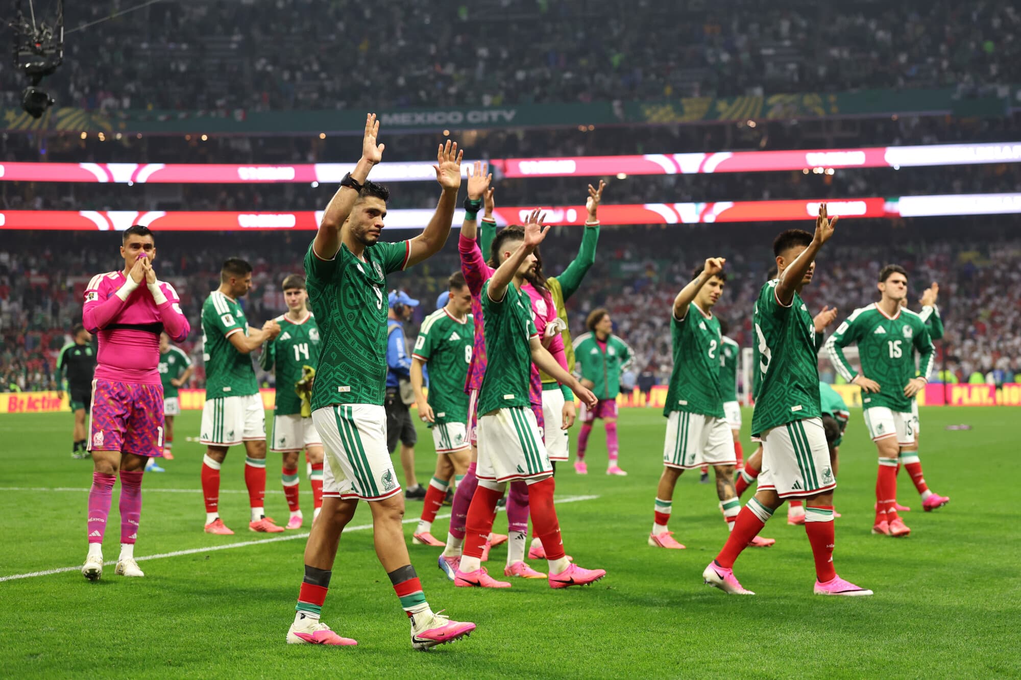 Los jugadores de México saludan a la afición tras su derrota por 2-3 en el partido de octavos de final de la Copa Mundial de la FIFA 2026 entre México e Inglaterra, celebrado en el Estadio de la Ciudad de México el 5 de julio de 2026 en la Ciudad de México, México. (Michael Steele/Getty Images)