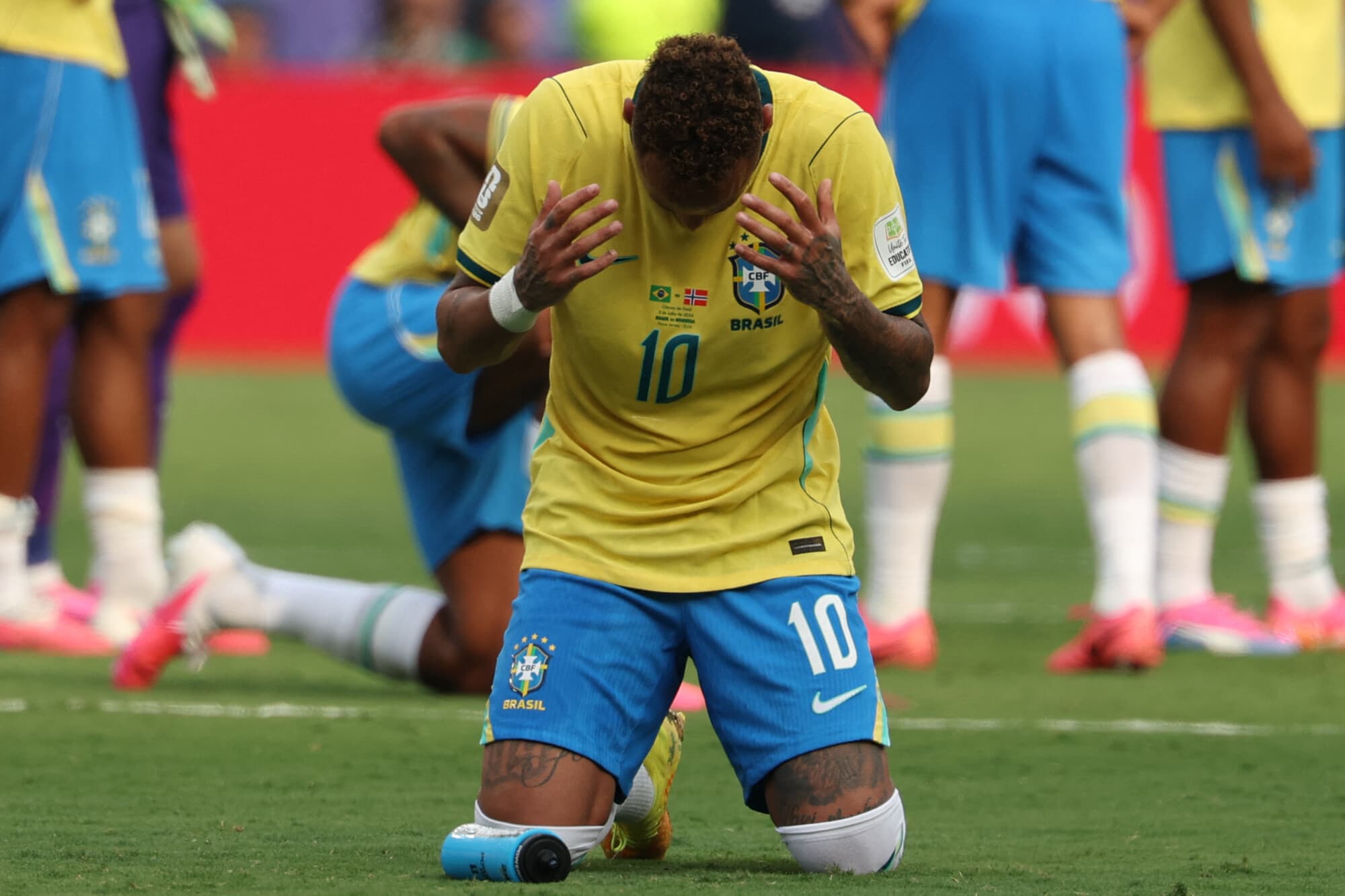El delantero n.º 10 de Brasil, Neymar, reacciona tras perder el partido de octavos de final del Mundial de 2026 entre Brasil y Noruega, disputado en el Estadio de Nueva York/Nueva Jersey, en East Rutherford, el 5 de julio de 2026. (Odd ANDERSEN / AFP vía Getty Images)