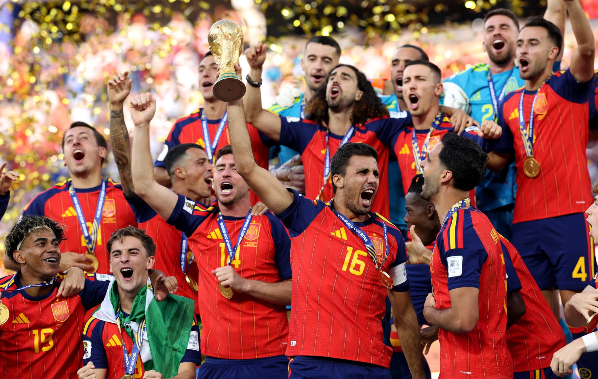 Rodri, número 16 de España, levanta el trofeo de campeón de la Copa Mundial de la FIFA tras la victoria de su equipo en la final de la Copa Mundial de la FIFA 2026 entre España y Argentina, celebrada en el New York New Jersey Stadium el 19 de julio de 2026 en East Rutherford, Nueva Jersey. (Carl Recine/Getty Images)
