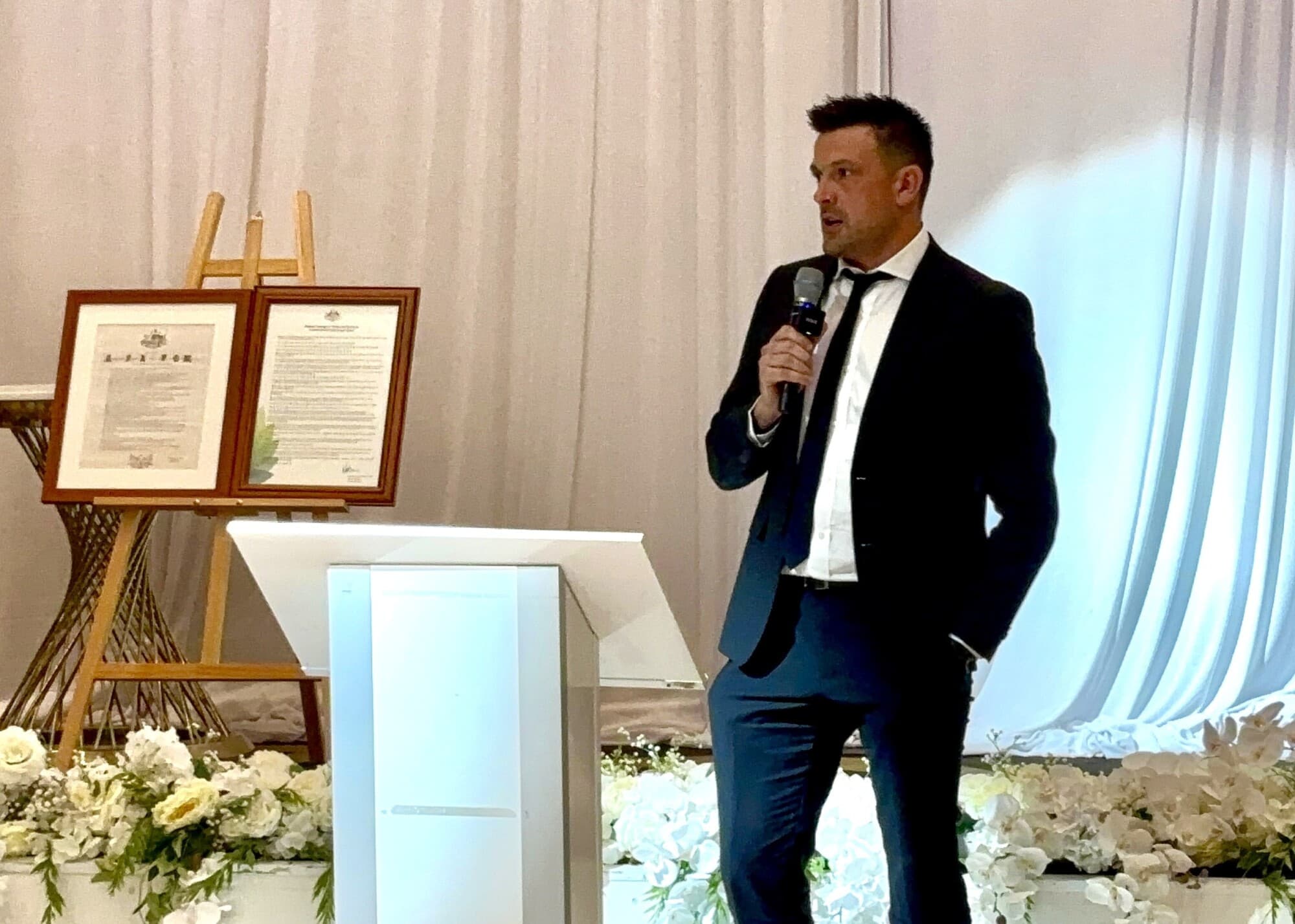 Chris Lawley hablando en el banquete Unchained Rescue en Sídney contra la trata de niños, en Sídney, Australia, el 18 de julio de 2026. (The Epoch Times).