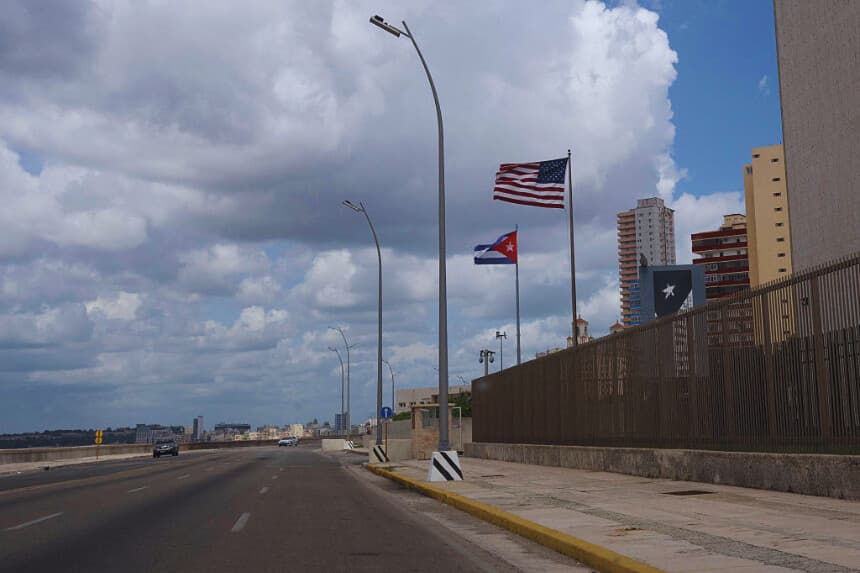 EE. UU. otorga parole humanitario al disidente cubano Maykel Osorbo, afirma una ONG