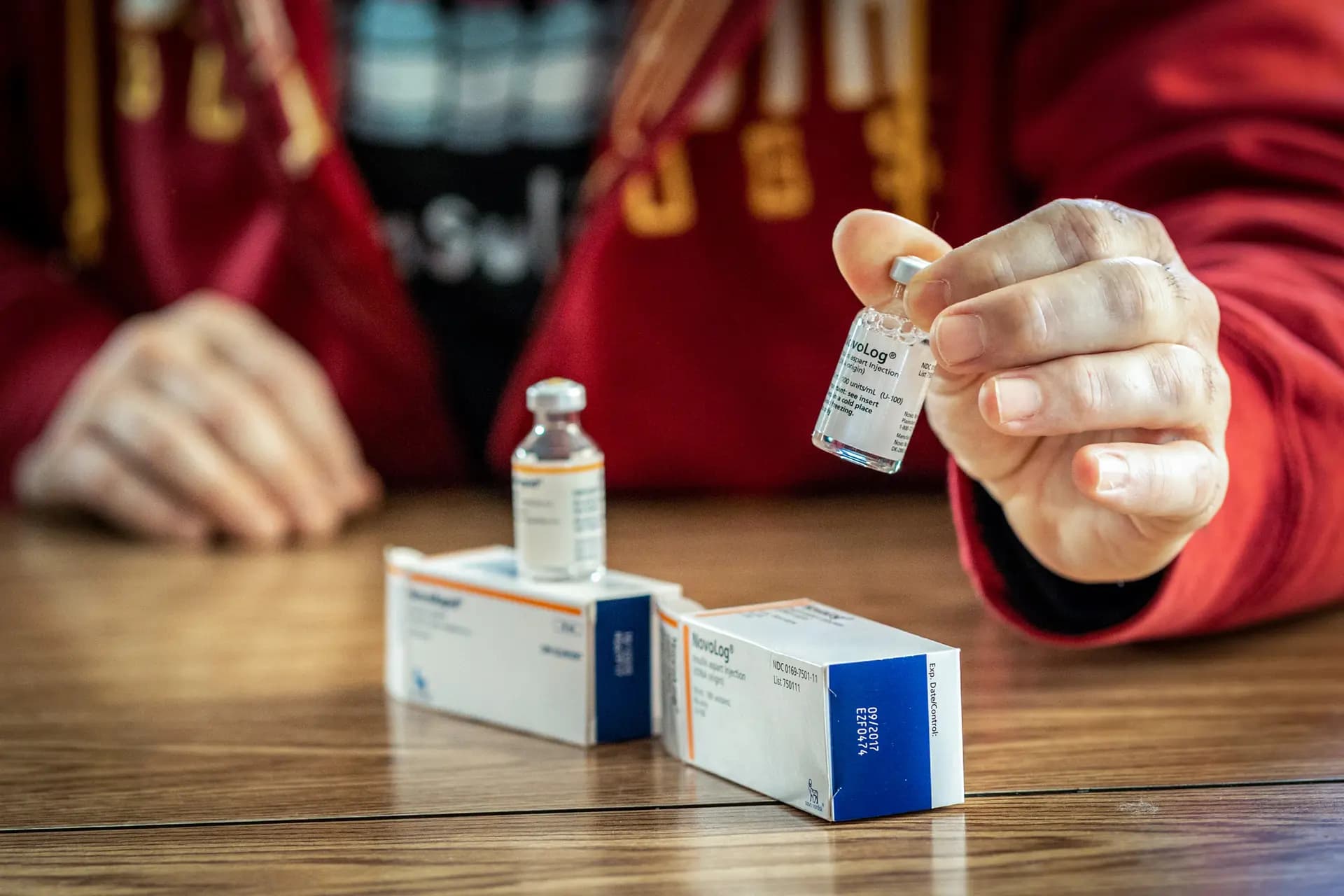 <em>Un hombre observa los medicamentos de insulina NovoRapid y NovoLog en Eveleth, Minnesota, el 16 de enero de 2020. La diabetes es una de las varias afecciones que han generado miles de millones de dólares en pagos ajustados al riesgo a las compañías de Medicare Advantage, según el Departamento de Salud y Servicios Humanos. (Kerem Yucel/AFP vía Getty Images).</em>