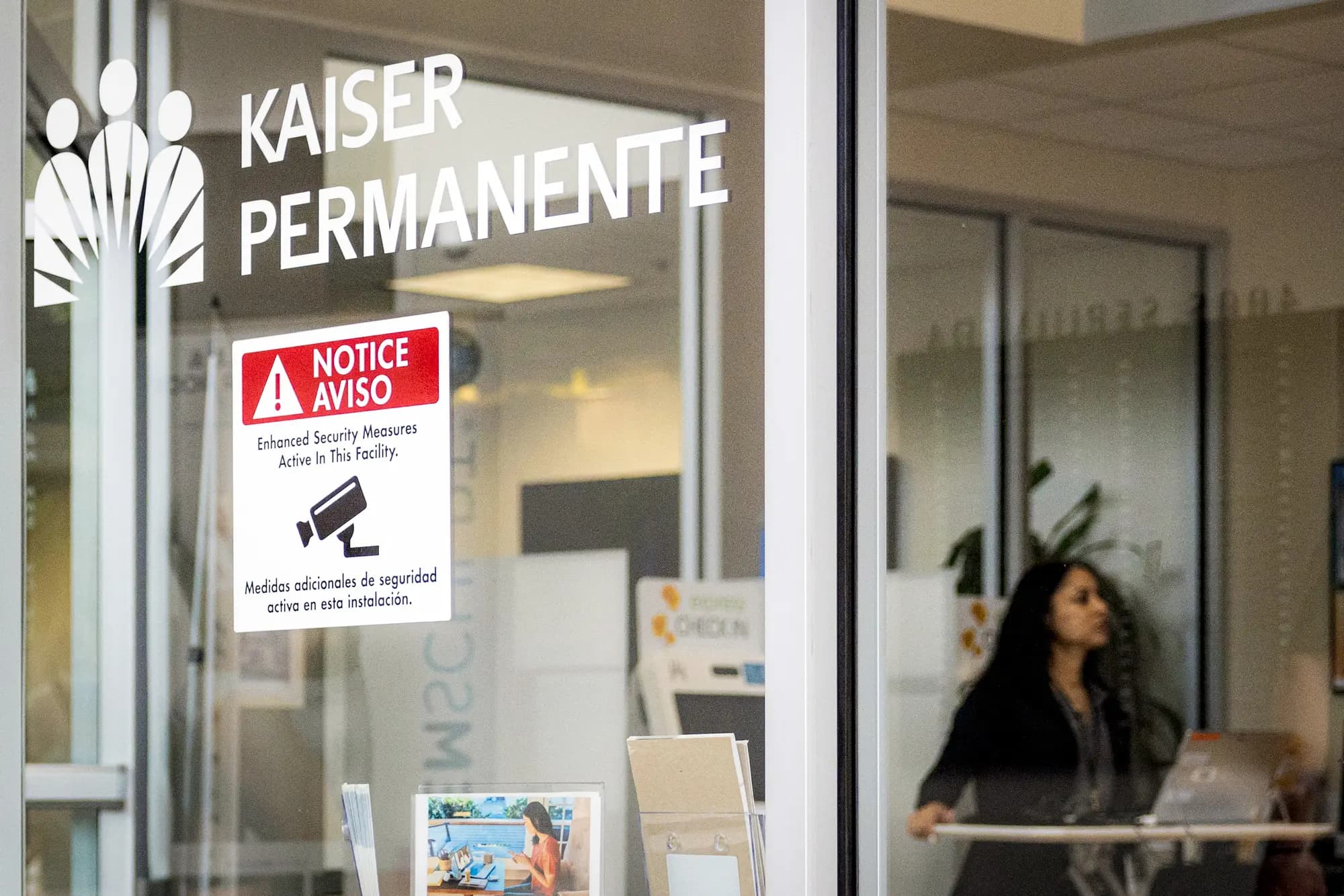 <em>Un empleado de Kaiser Permanente trabaja en una clínica de Kaiser Permanente en Manhattan Beach, California, el 19 de julio de 2024. Según el Departamento de Justicia, Kaiser supuestamente presionó a los médicos para que añadieran diagnósticos a los historiales clínicos de los pacientes. (Etienne Laurent/AFP vía Getty Images).</em>