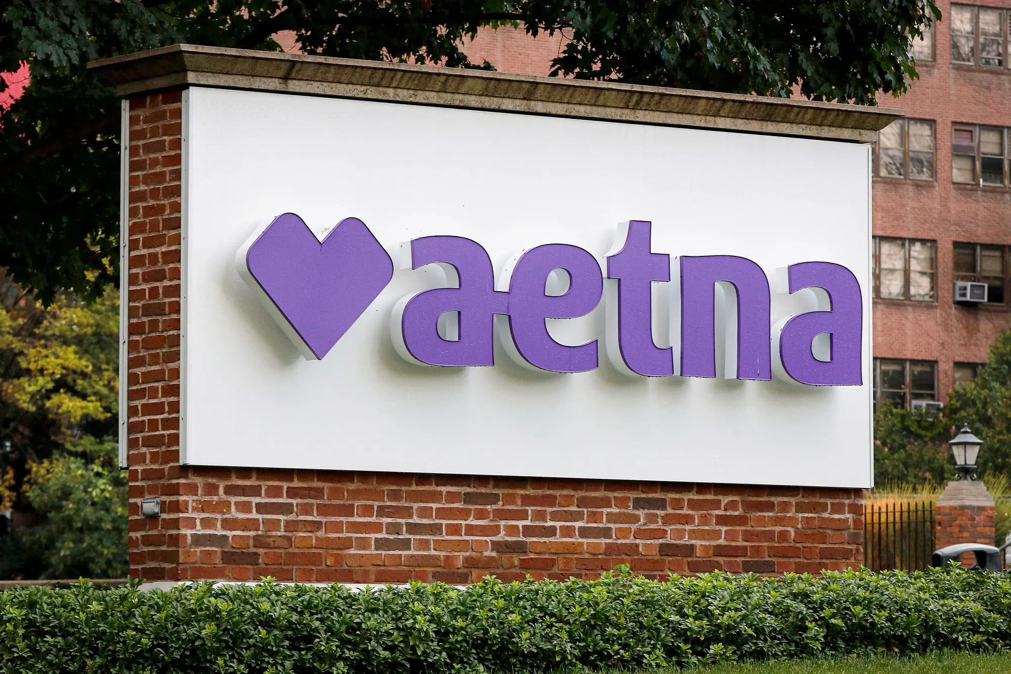 <em>Un letrero en el campus de la compañía de seguros y atención médica administrada Aetna en Hartford, Connecticut, el 28 de agosto de 2020. El Departamento de Justicia alega que Aetna utilizó revisiones de historiales médicos para identificar casos en los que podía solicitar pagos adicionales a los Centros de Servicios de Medicare y Medicaid, ignorando esos mismos resultados cuando indicaban que Aetna había recibido pagos excesivos. (Bill Sikes/AP Photo/Archivo).</em>
