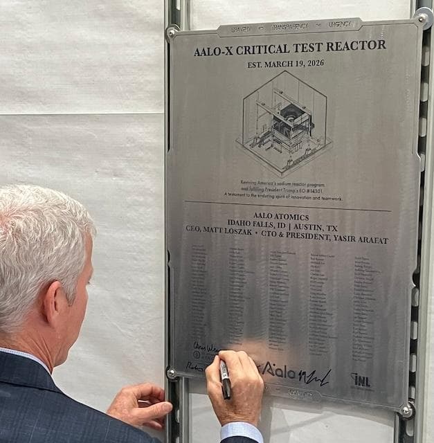 El 25 de junio de 2026, el secretario de Energía, Chris Wright, firma una placa conmemorativa de la instalación del reactor de prueba Aalo-X de Aalo Atomics en el Laboratorio Nacional de Idaho, menos de 10 días antes de que se convirtiera en el cuarto diseño de reactor nuevo en alcanzar la criticidad en menos de un mes. (John Haughey/The Epoch Times)