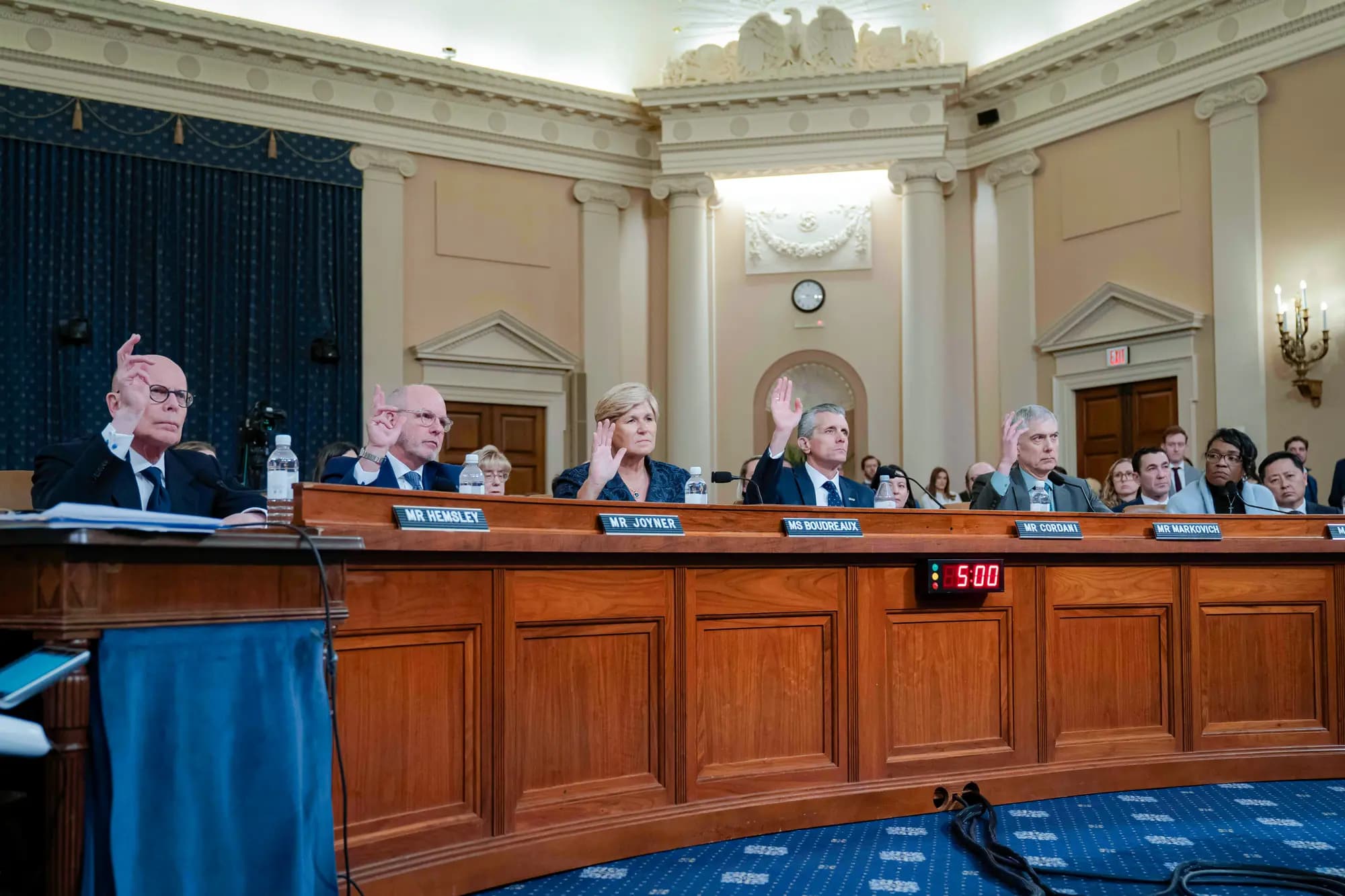 <em>(De izquierda a derecha) Stephen Hemsley, director ejecutivo de UnitedHealth Group; David Joyner, presidente y director ejecutivo de CVS Health Group; Gail Boudreaux, presidenta y directora ejecutiva de Elevance Health; David Cordani, presidente, director ejecutivo y presidente de la junta directiva de Cigna Health Group; Paul Markovich, presidente y director ejecutivo de Ascendiun; y ReShonda Young, cofundadora de Bank of Jabez, testifican ante el Comité de Medios y Arbitrios de la Cámara de Representantes en el Capitolio en Washington, el 22 de enero de 2026. Young, sobreviviente de cáncer de mama, testificó sobre el aumento vertiginoso de las primas de los seguros de salud, vinculadas a la evaluación de riesgos y al fraude en la facturación. (Foto de Jose Luis Magana / AP).</em>