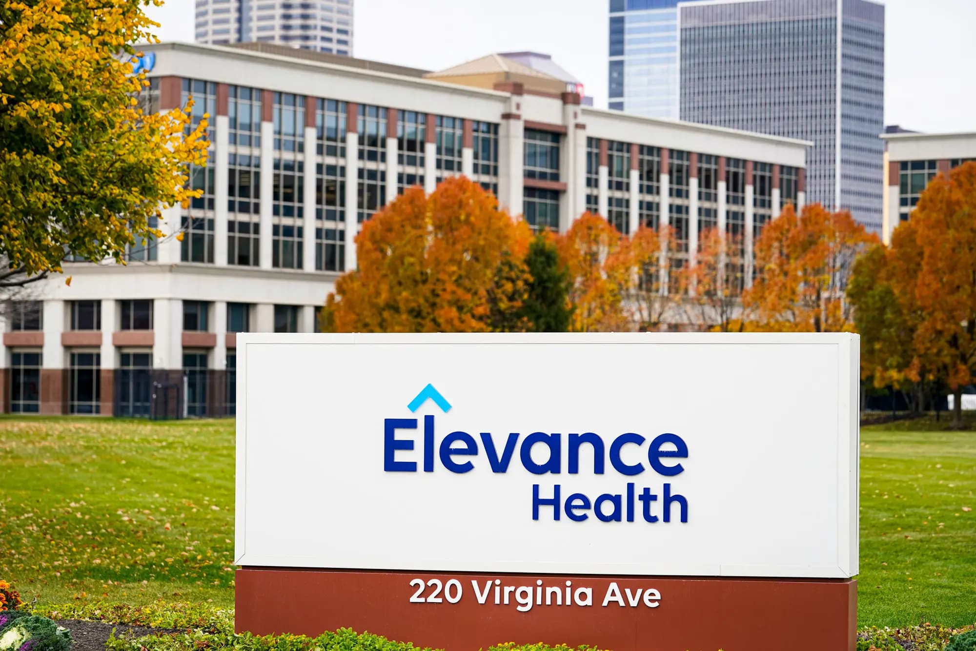 <em>Un letrero en la sede corporativa de la compañía de seguros de salud Elevance Health en Indianápolis, el 24 de octubre de 2022. Elevance (anteriormente Anthem) presuntamente no eliminó códigos de diagnóstico que sabía que eran inválidos, según muestran documentos judiciales. (Foto de Michael Conroy/AP).</em>