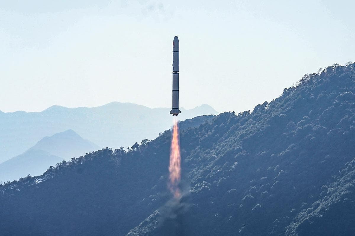 Un cohete Long March-2C, que transporta el satélite Einstein Probe, despega del Centro de Lanzamiento de Satélites de Xichang, en Xichang, en la provincia de Sichuan, en el suroeste de China, el 9 de enero de 2024. (STR/AFP vía Getty Images)