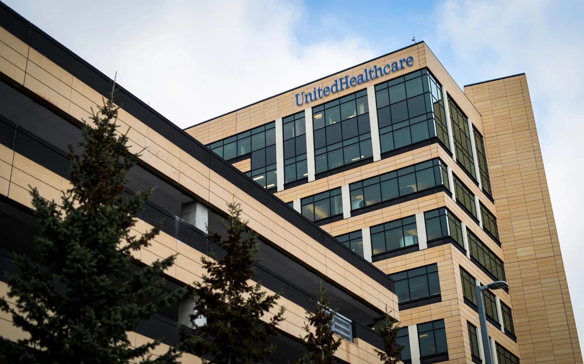 <em>Sede corporativa de United Healthcare en Minnetonka, Minnesota, el 4 de diciembre de 2024. El gobierno alega que UnitedHealth Group no devolvió a Medicare al menos 1000 mdd en pagos indebidos. (Stephen Maturen/Getty Images).</em>