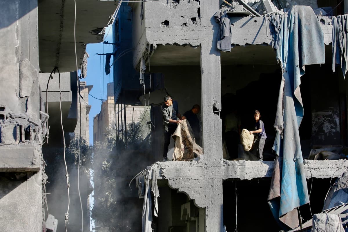 Palestinos retiran escombros en el lugar donde un ataque israelí alcanzó una casa cuyos residentes habían sido advertidos que debían evacuar antes del ataque, en Zawaida, en el centro de la Franja de Gaza, el 5 de junio de 2026. (Eyad Baba/AFP vía Getty Images)