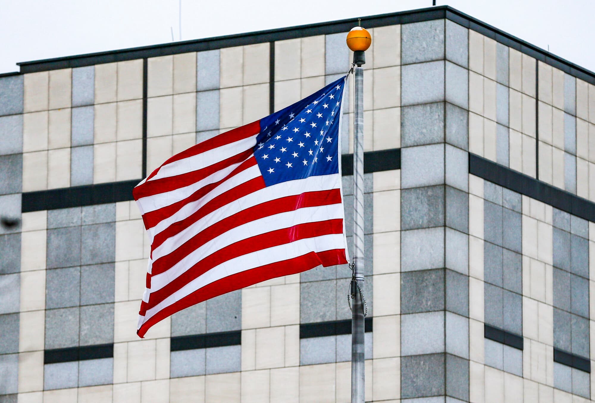 FOTO DE ARCHIVO: Una bandera ondea al viento en la embajada de Estados Unidos en Kiev, Ucrania, el 24 de enero de 2022. (REUTERS/Gleb Garanich)