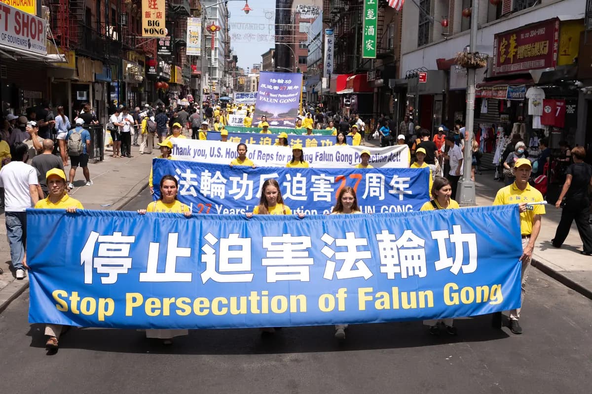 <em>Practicantes de Falun Gong marchan durante un desfile que exige el fin de los 27 años de persecución del Partido Comunista Chino contra esta práctica espiritual, en la ciudad de Nueva York, el 19 de julio de 2026. (Larry Dye/The Epoch Times).</em>