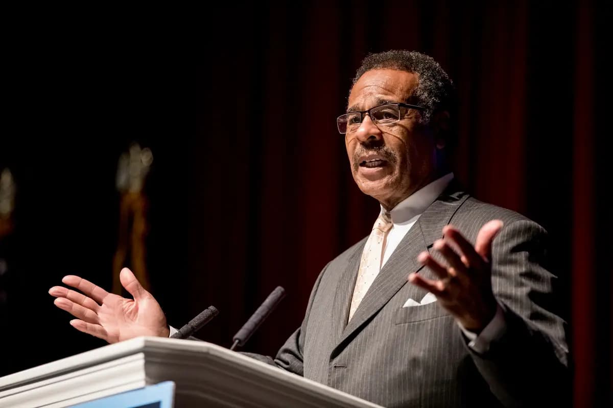 <em>El representante Emanuel Cleaver (D-Mo.) pronuncia un discurso en el Uptown Theater de Kansas City, Misuri, el 8 de noviembre de 2016. (Whitney Curtis/Getty Images).</em>