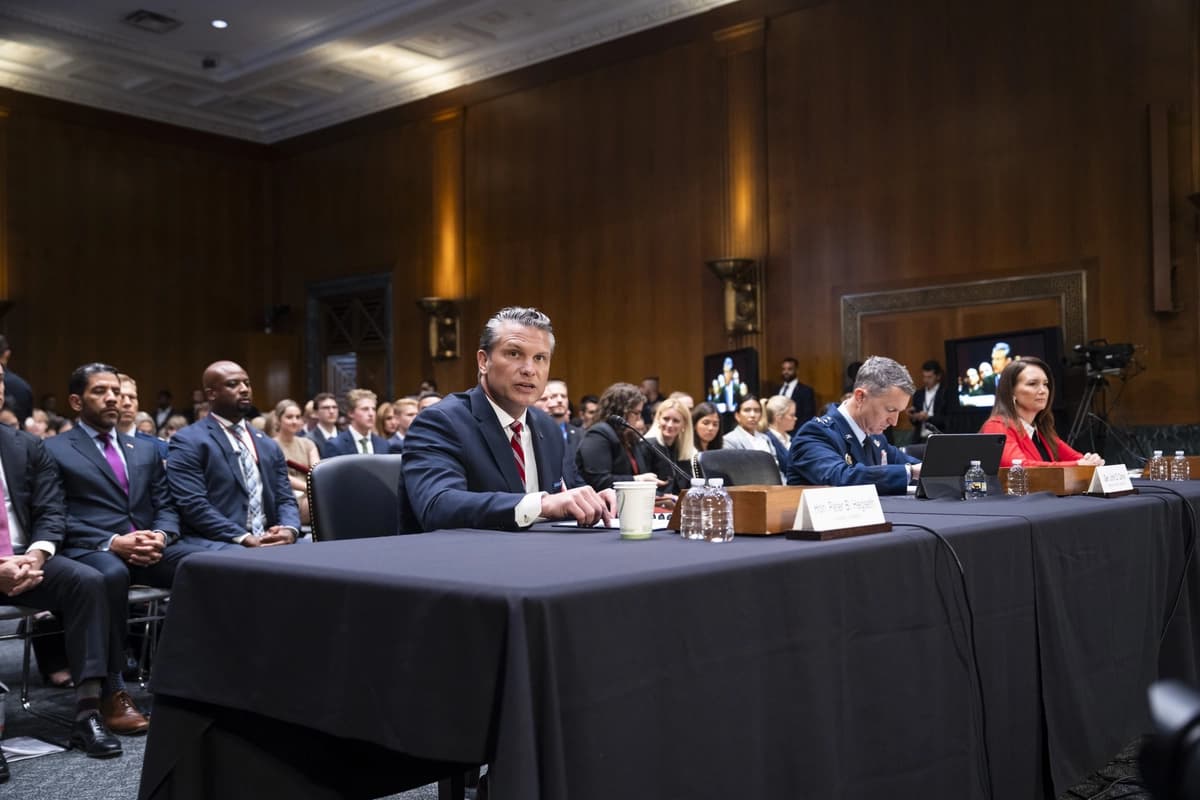 El secretario de Guerra, Pete Hegseth, el presidente del Estado Mayor Conjunto, general Dan Caine, y la secretaria de Agricultura, Brooke Rollins, testifican ante el Comité de Asignaciones del Senado en Washington el 21 de julio de 2026. (Madalina Kilroy/The Epoch Times).