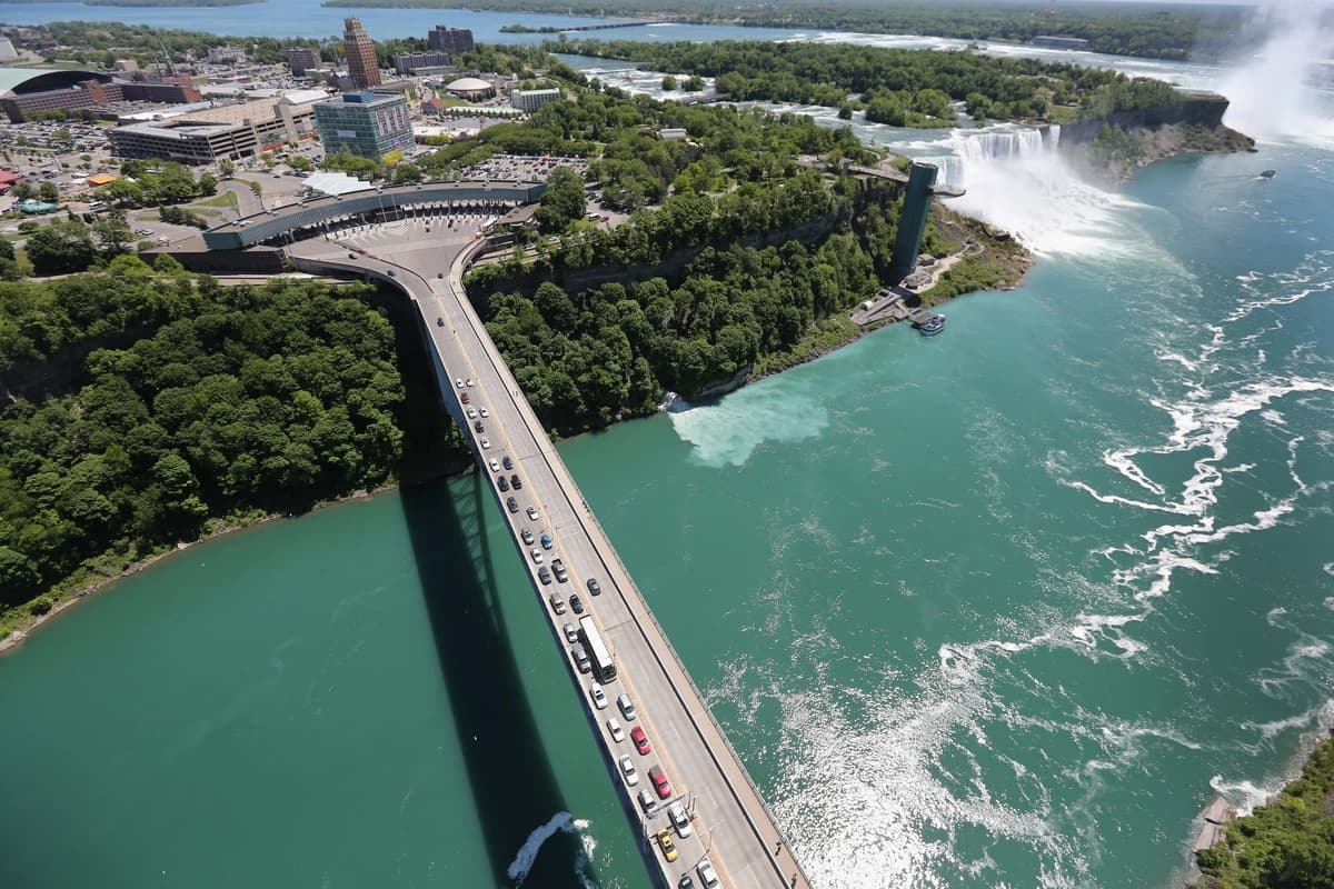 El puente Rainbow cruza desde Estados Unidos (izquierda) hacia Canadá, cerca de las cataratas del Niágara, en Nueva York, el 4 de junio de 2013. (John Moore/Getty Images)
