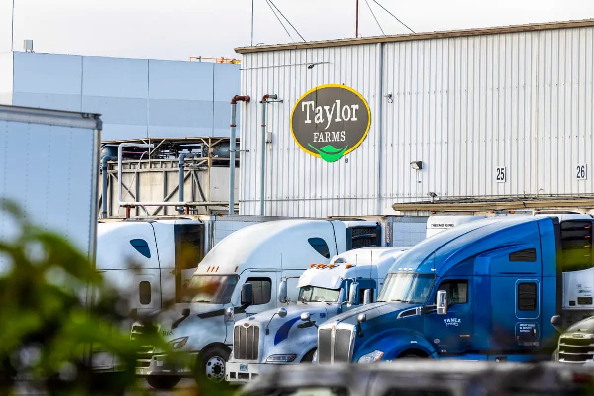 Un letrero en una instalación de Taylor Farms en Salinas, California, el 17 de julio de 2026. (Benjamin Fanjoy/Getty Images).