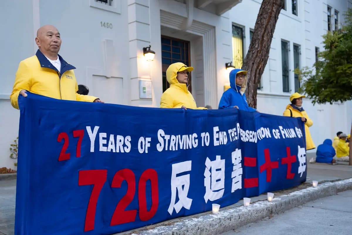 El pintor chino Wang Jianzhong (izquierda) sostiene una pancarta frente al Consulado General de China en San Francisco el 19 de julio de 2026. (Lear Zhuo/The Epoch Times)