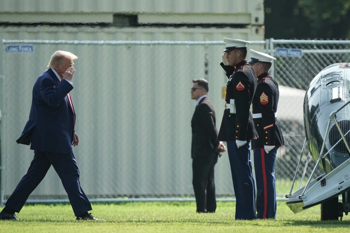 Trump asiste al traslado solemne de soldados estadounidenses muertos en ataques iraníes