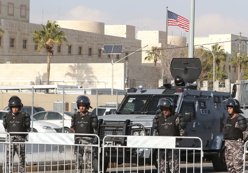 Las fuerzas de seguridad jordanas montan guardia durante una manifestación celebrada el 13 de diciembre de 2017. (KHALIL MAZRAAWI/AFP vía Getty Images)

 / AFP PHOTO / Khalil MAZRAAWI        (Photo credit should read KHALIL MAZRAAWI/AFP via Getty Images)