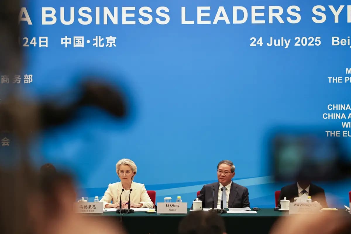 <em>El primer ministro chino, Li Qiang (derecha), y la presidenta de la Comisión Europea, Ursula von der Leyen (izquierda), asisten al Simposio de Líderes Empresariales UE-China en el Gran Salón del Pueblo en Beijing, el 24 de julio de 2025. (Andres Martinez Casares/Pool/AFP vía Getty Images).</em>