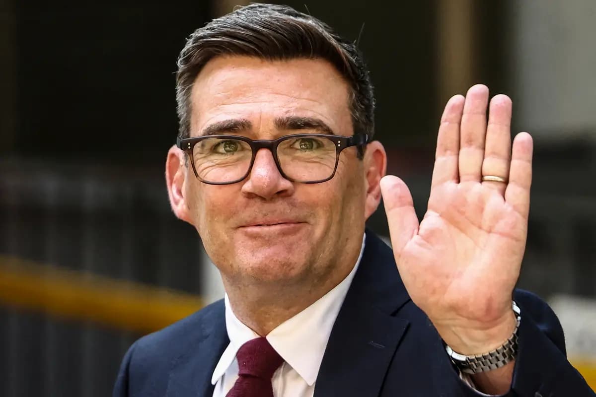 <em>Andy Burnham saluda al salir de la "Conferencia Especial" del Partido Laborista, donde fue confirmado como el nuevo líder del partido y próximo primer ministro del país, en el centro de Londres el 17 de julio de 2026. (Toby Shepheard/AFP vía Getty Images).</em>