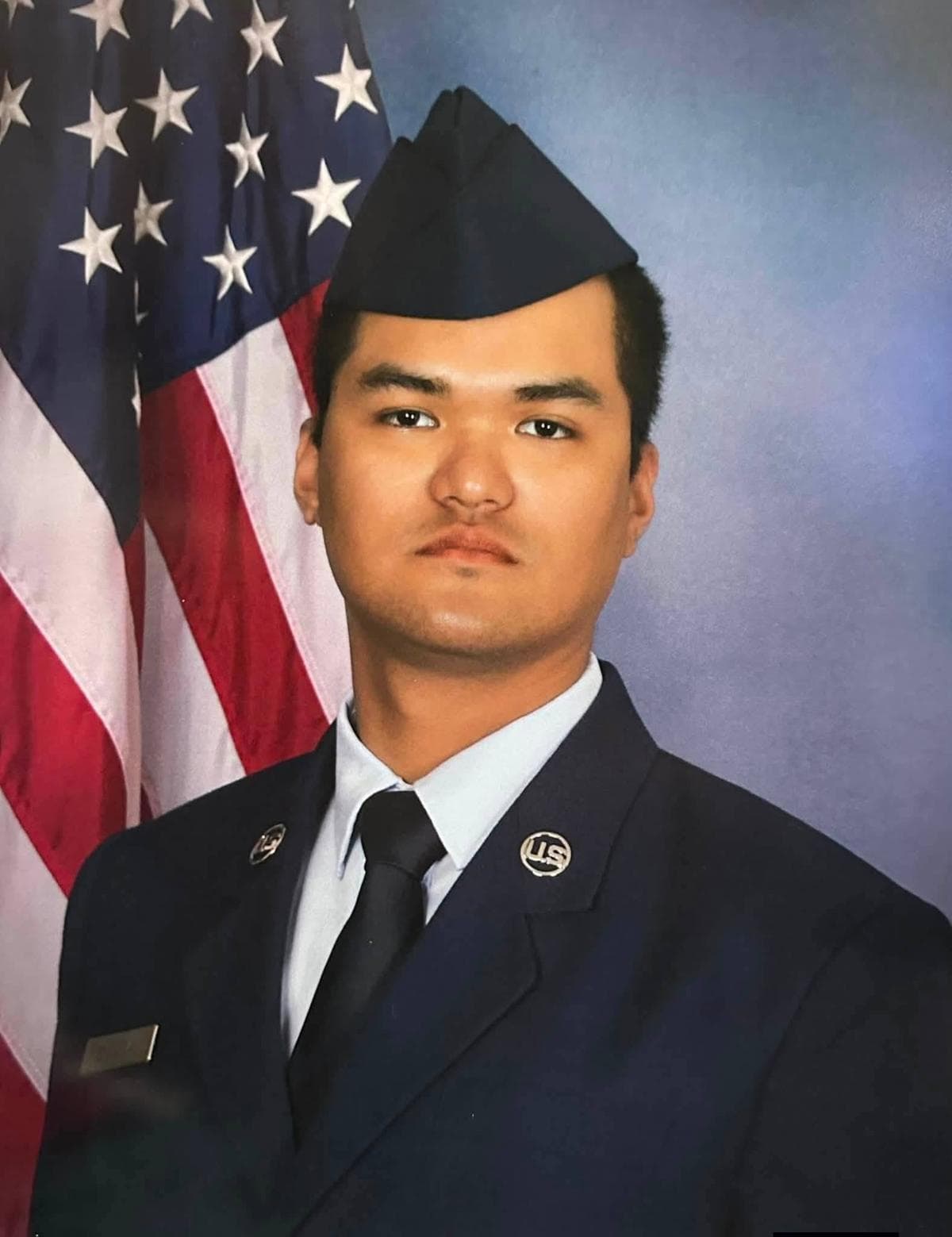 <em>El aviador de primera clase Cedric Eneluna falleció tras un accidente con maquinaria pesada en la Base de la Fuerza Espacial Vandenberg el 16 de julio. (Mel Eneluna Facebook).</em>