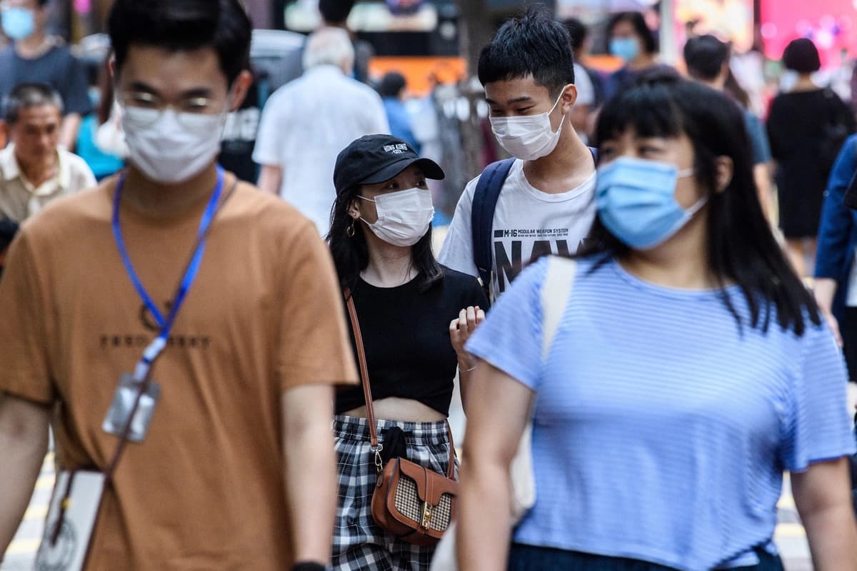 En esta foto de archivo, se ve a peatones con mascarillas. (Anthony Wallace/AFP vía Getty Images).